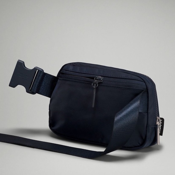 NWT True Navy -lululemon everywhere belt bag Navy Blue with Tags - Picture 4 of 5